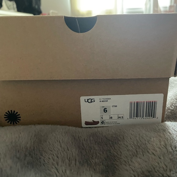 UGG size 6 loafers/slippers - Picture 2 of 4